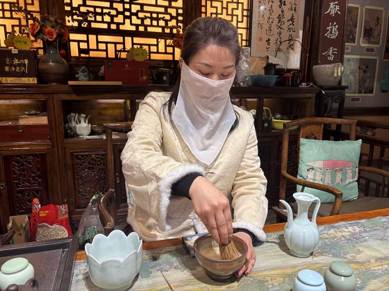 茶藝師展示宋代點茶。人民網 白宛松攝