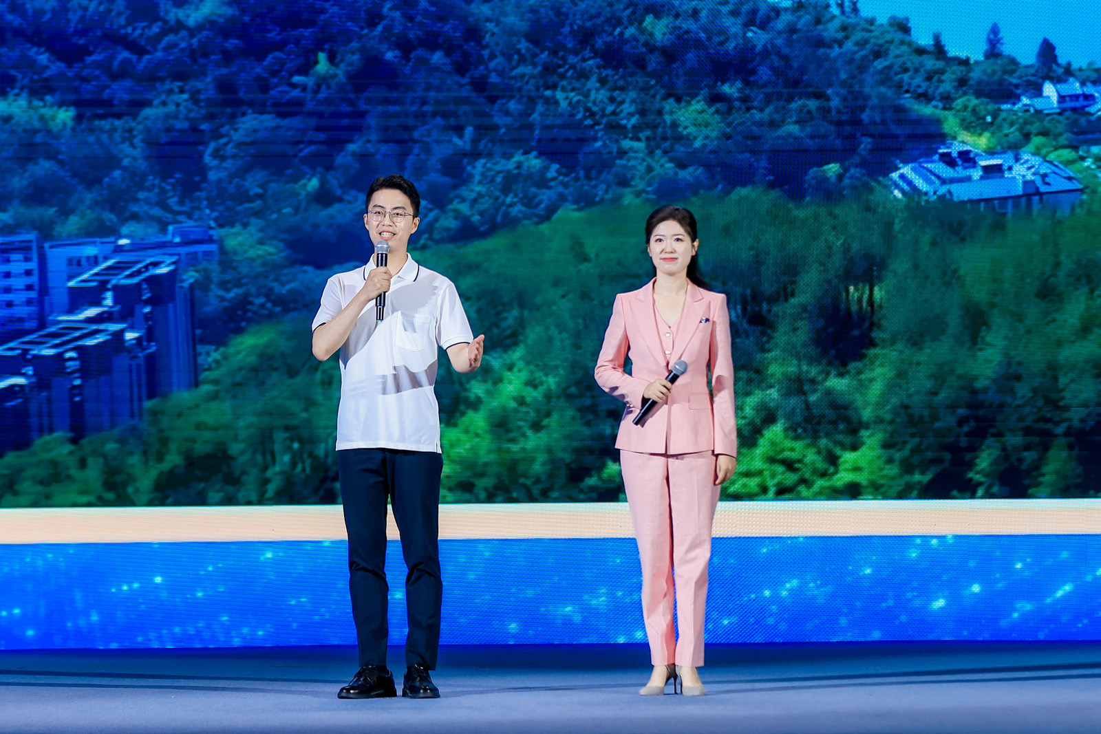 人民網網友朱開源和記者陳曦現場分享。