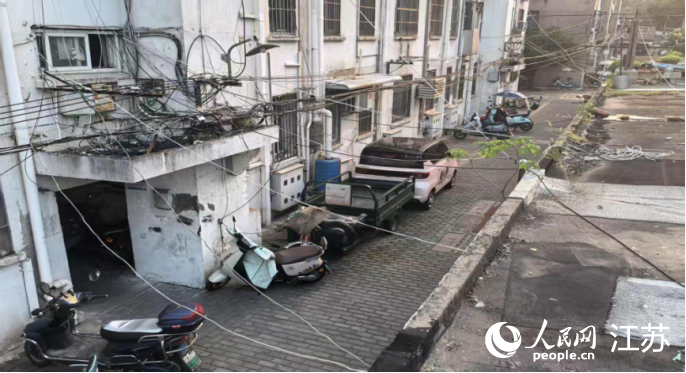 居民從樓上拉線進入電動自行車車庫充電。 人民網 崔小倩攝