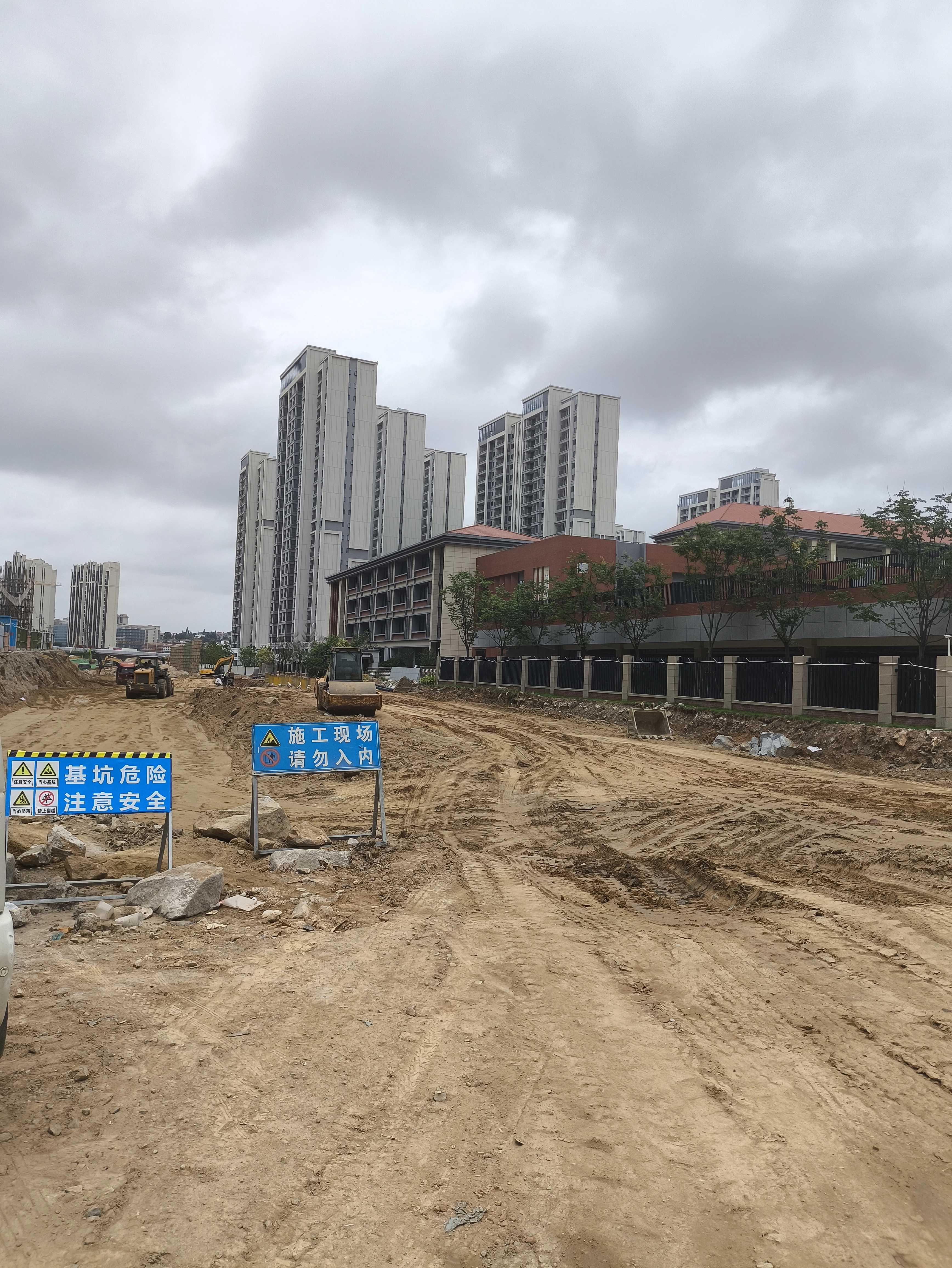 小學周圍正在施工的工地。留言網友供圖